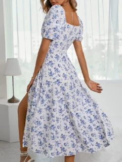 Vista trasera del vestido a línea floral bohemio, destacando su corte elegante.