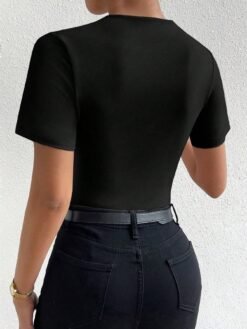 Vista trasera del body fruncido negro, combinado con pantalones negros ajustados.