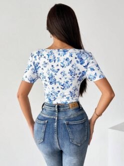 Vista trasera de la blusa crop floral azul y blanco.