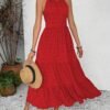 Imagen frontal del vestido bohemio rojo, mostrando el escote halter y el diseño.