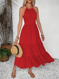 Imagen frontal del vestido bohemio rojo, mostrando el escote halter y el diseño.