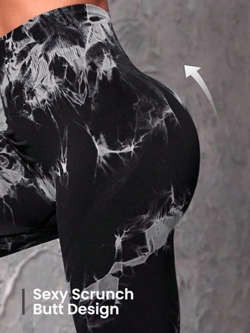 Detalle del diseño de los leggings con scrunch butt para un mejor ajuste.