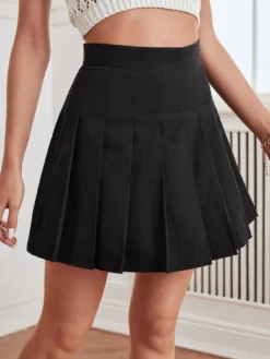 Falda mini negra plisada de cintura alta, estilo casual.