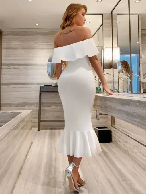 Vista trasera del vestido blanco con volante, resaltando el corte sirena.