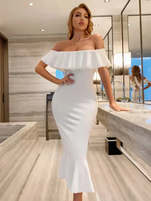 Vestido blanco elegante con volante, mostrando el escote de hombros descubiertos y corte sirena.