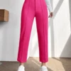 Pantalones rosa fucsia con botón y cremallera, vista frontal.