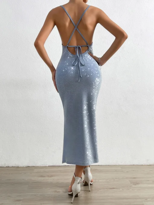 Imagen trasera del vestido mostrando el cruce de tirantes y espalda al aire.