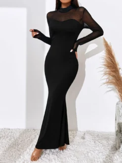 Vista frontal del vestido negro con gasa, destacando las mangas largas y el escote de cuello alzado.