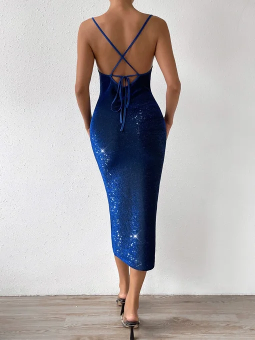 Vista trasera del vestido azul metálico con espalda cruzada y detalles brillantes.