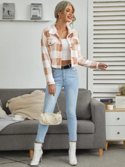 Vista completa de la chaqueta crop a cuadros, combinada con jeans.