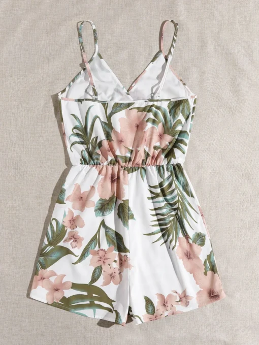 Enterizo floral bohemio de tirantes finos con escote envolvente y corte corto.