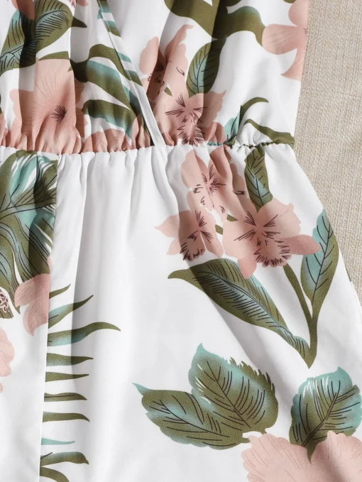 Detalle del estampado floral en el enterizo bohemio, mostrando los colores suaves.