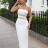 Imagen frontal del vestido blanco con aperturas laterales y espalda al aire.