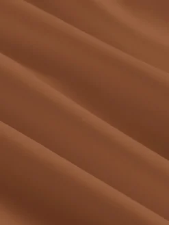 Vista del vestido marron de cerca mostrando el tejido (Imagen 4).