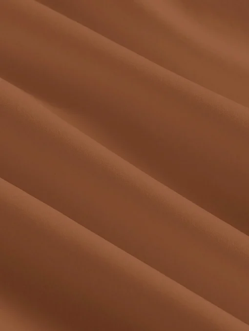 Vista del vestido marron de cerca mostrando el tejido (Imagen 4).