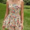 Enterizo floral bohemio con tirantes finos y espalda al aire.