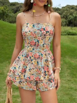 Enterizo floral bohemio con tirantes finos y espalda al aire.