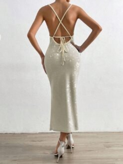Imagen trasera del vestido mostrando el cruce de tirantes y espalda al aire.
