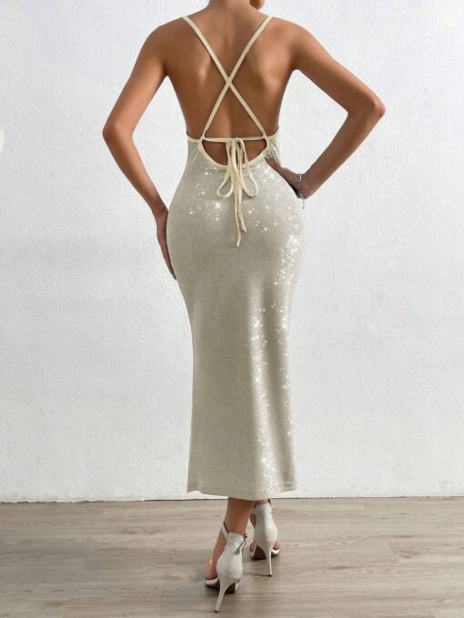 Imagen trasera del vestido mostrando el cruce de tirantes y espalda al aire.