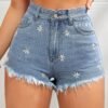 Shorts de mezclilla azul lavado medio con bordado floral y flecos, vista frontal.