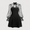 Vestido negro elegante con mangas de gasa y cuello alzado.