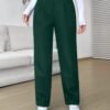 Pantalón casual verde oscuro con cintura natural y corte recortado.