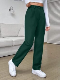 Pantalón casual verde oscuro con corte recto y detalles de botón.