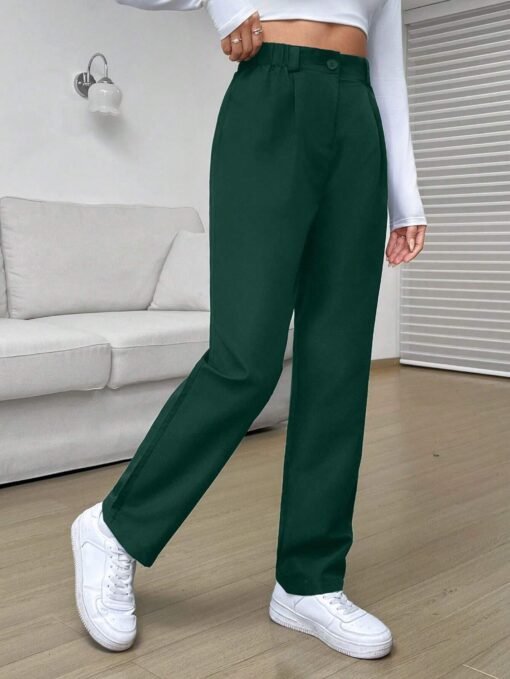 Pantalón casual verde oscuro con corte recto y detalles de botón.