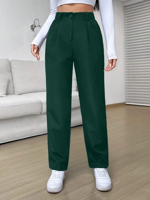 Pantalón casual verde oscuro con cintura natural y corte recortado.