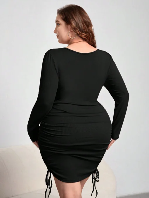 Vista trasera de vestido negro ajustado con manga larga y fruncido lateral.