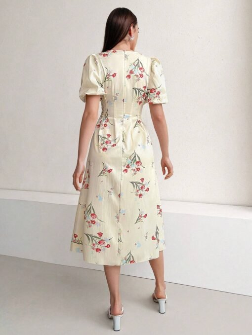 Vista trasera del vestido floral albaricoque, mostrando la cremallera en la parte trasera.