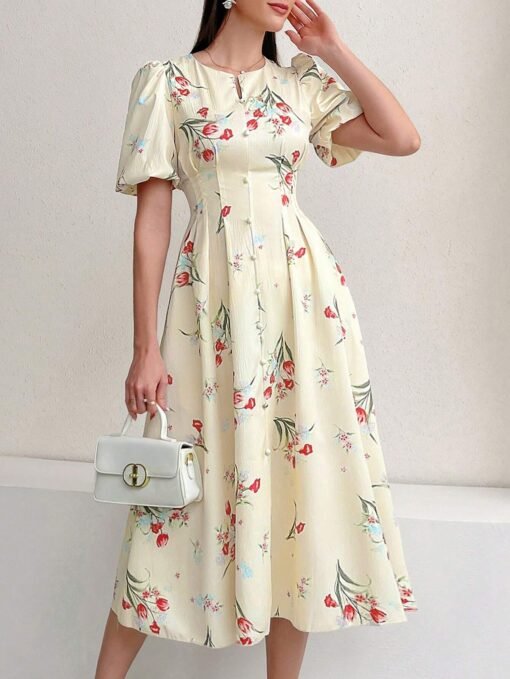 Vista frontal del vestido floral albaricoque con escote redondo y manga farol.