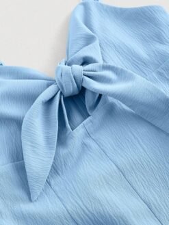 Detalle del nudo en el busto del vestido corto celeste
