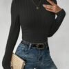 Top de canalé negro con cuello cisne y mangas largas.