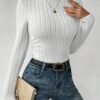 Top de canalé blanco con cuello cisne y mangas largas.