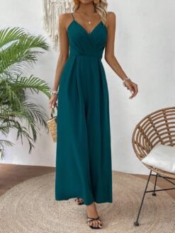 Detalle del escote y tirantes finos del vestido largo verde azul.