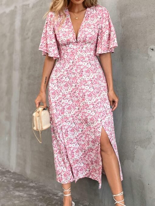 Estilo bohemio con vestido rojo floral, mangas con volante y detalles elegantes.