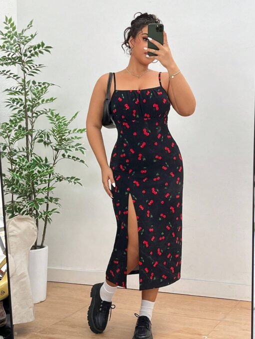 Detalle de la parte delantera del vestido midi de tirantes finos con estampado de cerezas.