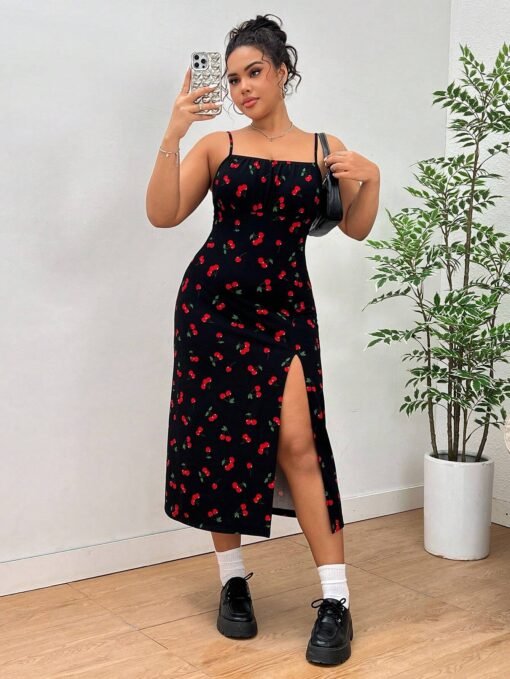Vestido midi de tirantes finos con estampado de cerezas y abertura alta, modelo de frente.