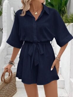 Mujer mostrando el estilo casual del mono corto azul marino.