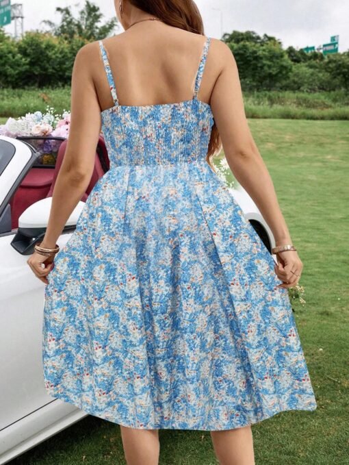 Imagen del reverso del vestido, destacando el diseño de los tirantes finos y el estampado.