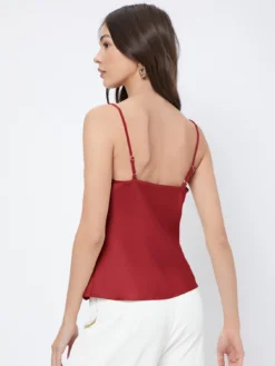 Vista trasera de la blusa de tirantes burdeos, resaltando su ajuste cómodo y regular.