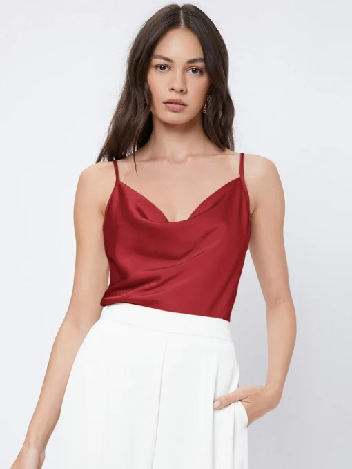 Vista frontal de la blusa de tirantes burdeos con escote fluido.