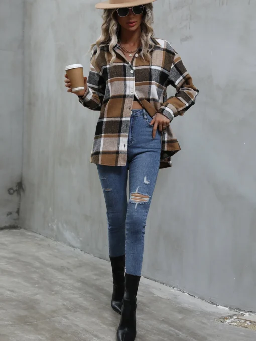 Look completo con la camisa a cuadros caqui combinada con jeans y botas.