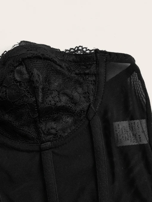 Detalle del encaje y la estructura del top corsé negro.