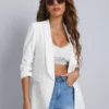 Vista frontal del blazer blanco elegante con mangas fruncidas.