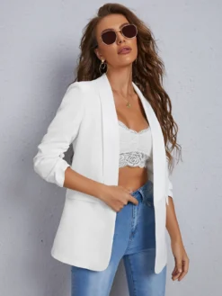 Detalle del cuello cruzado y mangas del blazer blanco elegante.