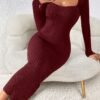 Vista frontal del vestido burdeos midi de canalé con escote cuadrado.