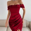 Imagen frontal del vestido rojo de hombros descubiertos con abertura elegante