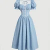 Vestido midi azul con botones y escote corazón.